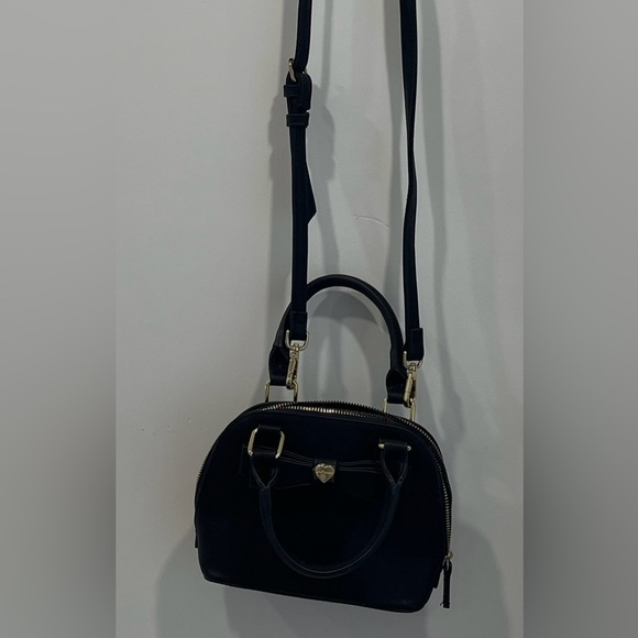 Betsy Johnson Black Crossbody
Floral Pattern Lining
Adorable purse
New No Tags - Picture 2 of 13